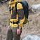 Žltý popruh ide cez rozkrok, čím zabráni vyzlečeniu batoha v prípade pádu lavíny