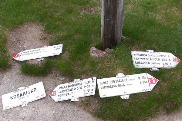 Staré a nové smerové tabuľky Cesty hrdinov SNP (E8) na Košarisku v Nízkych Tatrách (autor foto: Tomáš Trstenský)