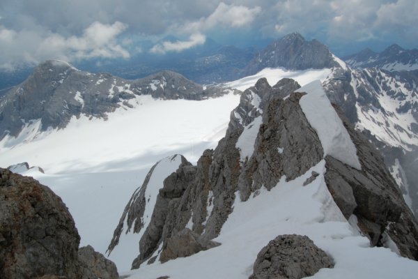 Výhľad z vrcholu Dachsteinu smerom na východ k hornej stanici lanovky, v pozadí vľavo Totes Gebirge