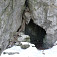 Jaskynka v Kamennom vrchu - podľa ohniska a múrika pred vchodom je využívaná ako bivak