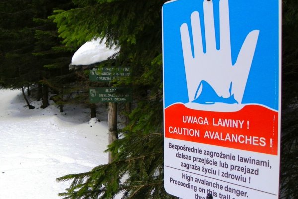 Označenie lavínových katastrov v poľskej časti Tatier (autor foto: Tomáš Trstenský)