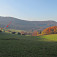 Pohľad zo sedla Trtavka na hrebeň Česanej hory, šípkou označená poloha prístreška (autor foto: Michal Bukvai)