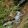 Dolný vodopád Teplého potoka sa nachádza v krkolomnom prostredí
