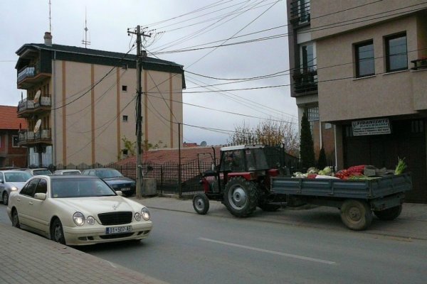 Priština - vodiči mercedesu a traktora v rozhovore počas premávky