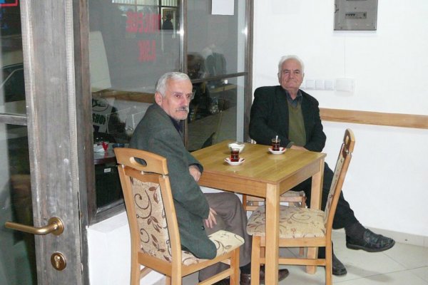 Priština - diskutujúci v starej kaviarni