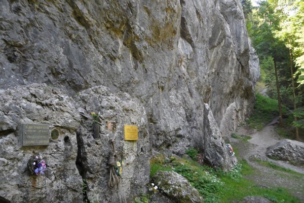 Symbolický horolezecký cintorín na Rozprávkovej lúčke
