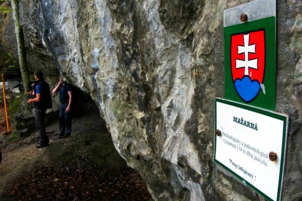 Označenie chránenej jaskyne - prírodná pamiatka