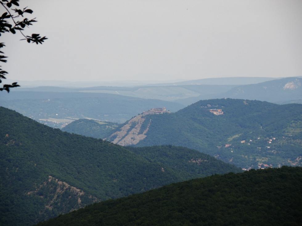 Pevnosť Visegrád dominuje okoliu - pohľad zo Szakó-hegy