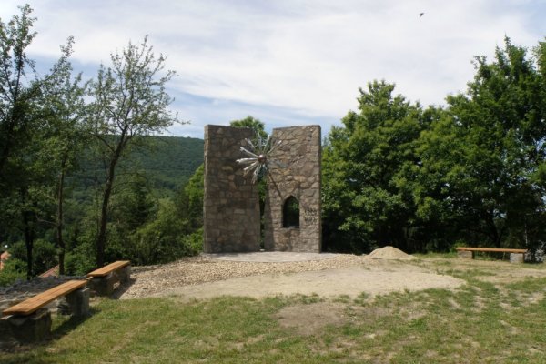 Pamätník pri zrúcanine kláštora