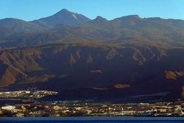 Letoviská juhozápadného pobrežia a nad ním Pico del Teide