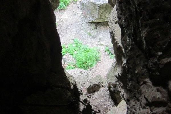 Kanzianiberg, puklinou v skale