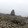 Kamenní mužíci ukazujúci cestu na vrchol Ben Nevisu