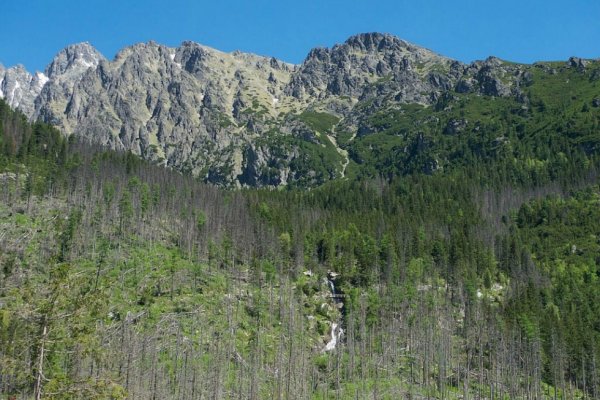 Lomnický hrebeň a Obrovský vodopád z Tatranskej magistrály (autorka foto: Soňa Mäkká)