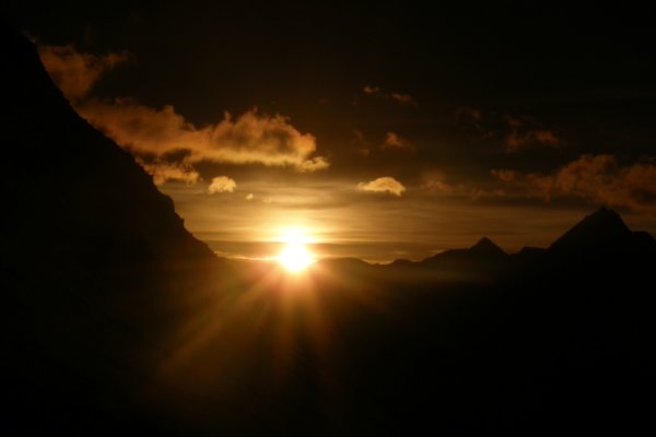 Východ slnka vo výške približne 3200 m n. m. (autor foto: Michal Bašo)