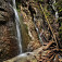 Malebný Machový vodopád v úzkom priestore plnom hluku a vody