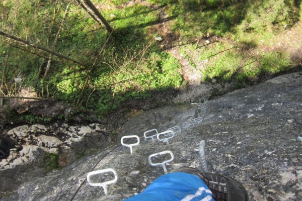 Schmied Klettersteig, pohľad dolu náročnou vetvou s madlami