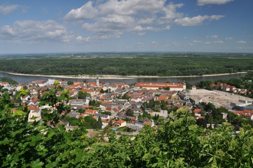 Hainburg an der Donau a Dunaj z hradu Schlossberg