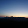 Před východem slunce, v popředí Čierna skala, vzadu Veterlín