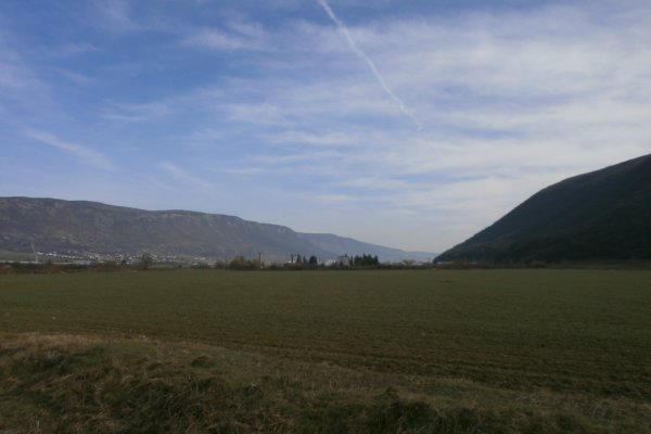 Typické údolie Slovenského krasu, napravo hraničný hrebeň