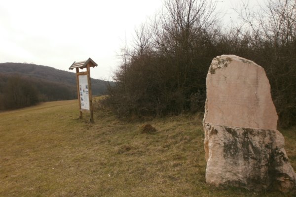 Obelisk s infotabuľou, po lúke k Derenku (Drienky)