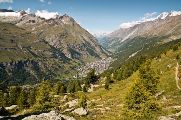 Údolie, či skôr roklina, ktorou sa stúpa na Trift je ostro zarezaná do úbočia vľavo od Zermattu (fotené deň predtým počas zostupu z Gornergratu)