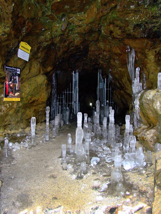 ľadové stalagmity
