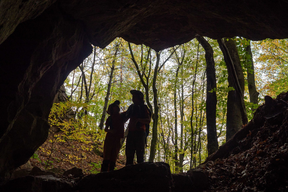V teréne je množstvo puklín a malých jaskýň, do ktorých sa dá ísť. Odporúčame vziať preto čelovku. Foto – Ľubo Mäkký