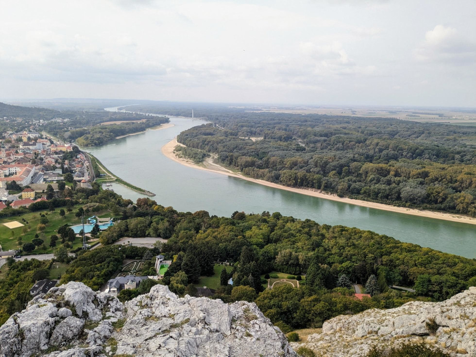 Dunaj a Národný park Donau Auen z Braunsbergu