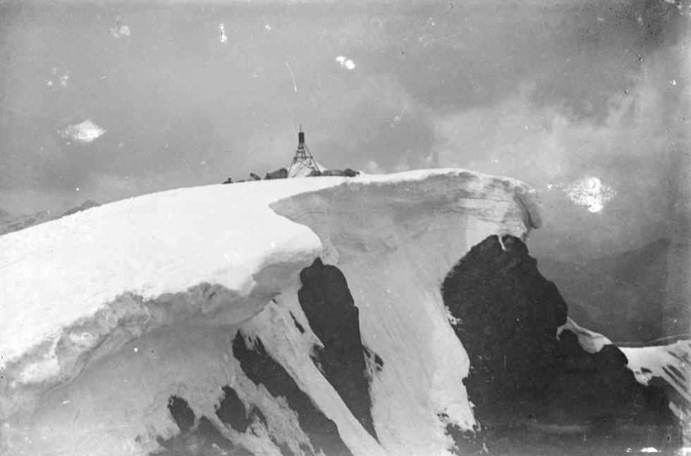 Vrchol Ďumbiera s triangulačnou vežou, 1936; zdroj: Slovenské múzeum ochrany prírody a jaskyniarstva, Liptovský Mikuláš