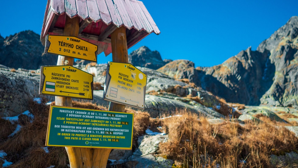 Na vysokohorských chodníkoch nad horskými chatami platí sezónna uzávera. Foto – Ľubo Mäkký