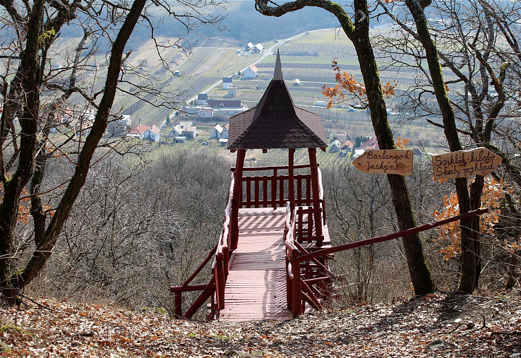 Vyhliadková veža na kopci Stráž