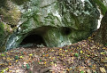 Jaskyňa v záreze trate