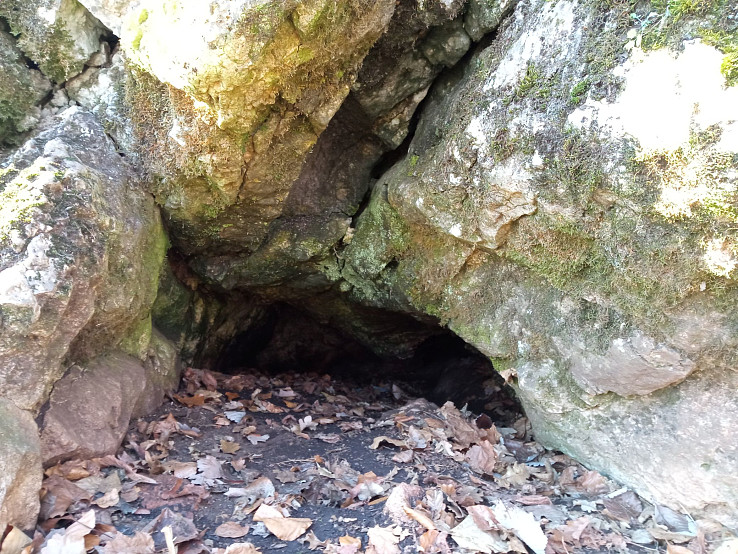 Jaskyňa v skalnom amfiteatri III