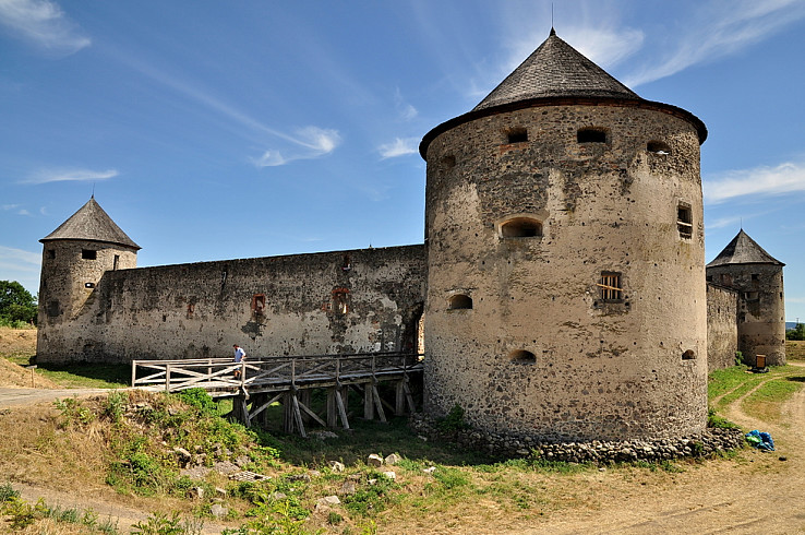 Opevnený kláštor Bzovík
