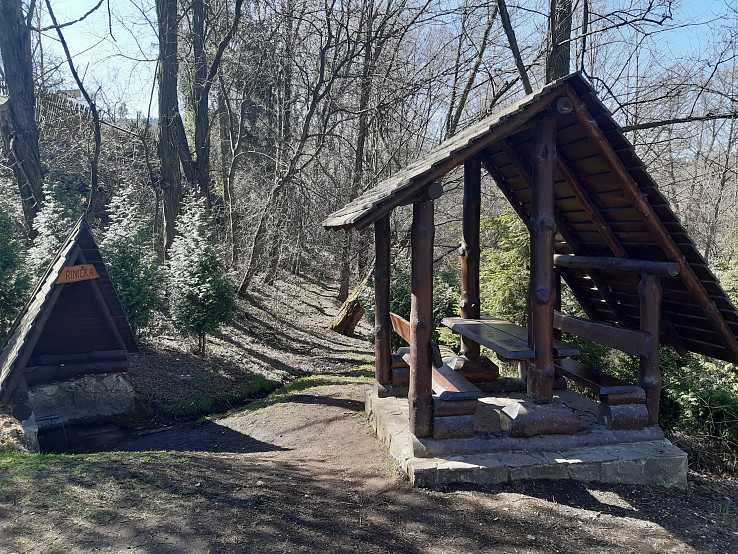 Prístrešok pri drevenom moste v Štefanskej Hute