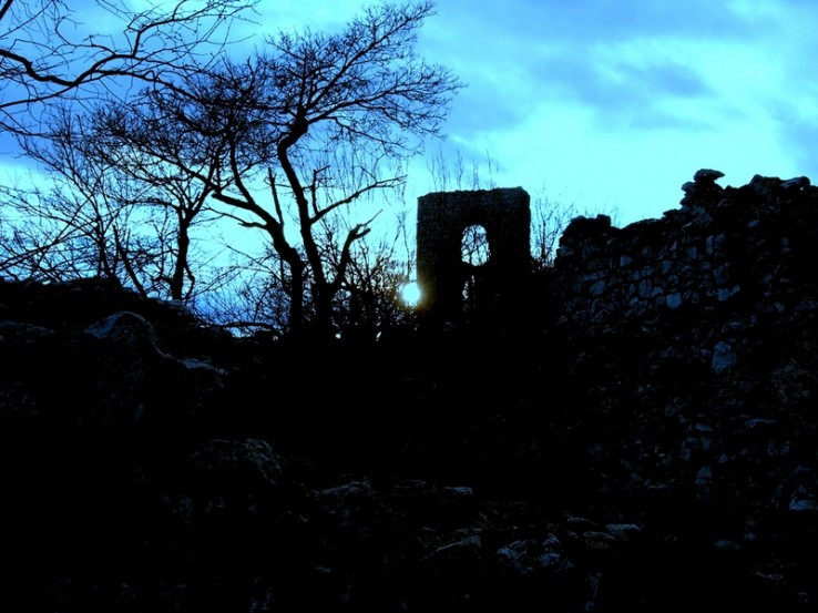 Dobrovodský hrad pri západe slnka
