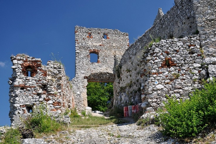 Vstupná časť do Plaveckého hradu