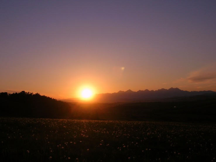 Slnko zapadá nad Tatrami
