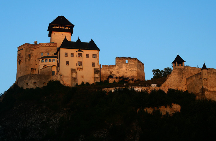 Matúšov hrad v posledných slnečných lúčoch