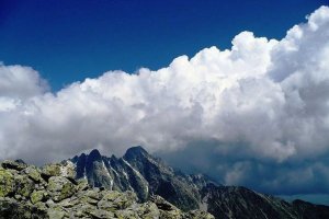 Tatranské štíty a ich obraz v oblakoch