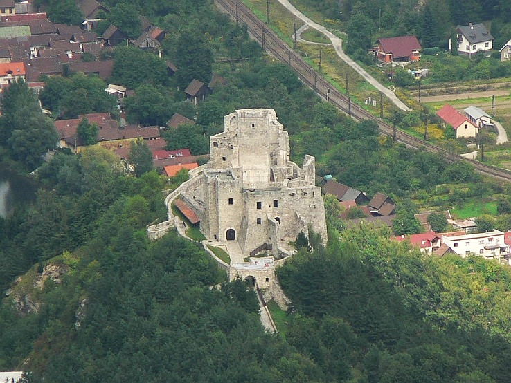 Netradičný pohľad na hrad Strečno