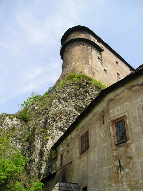 Staré múry Oravského hradu ...