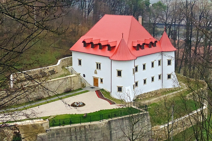 Renesančný kaštieľ v Považskom Podhradí.