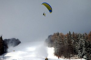 Paraglidista nad zjazdovkou