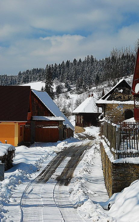 Dedinka v údolí