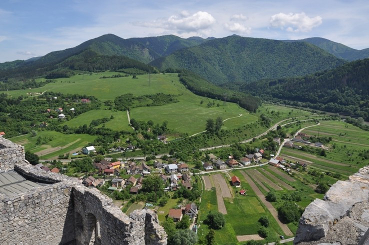 Pohľad z hradu Strečno ku Malej Fatre