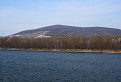 Devínska Kobyla z druhej strany Dunaja