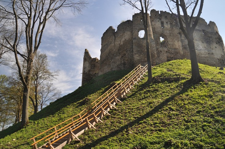 Ku hradbám Považského hradu 