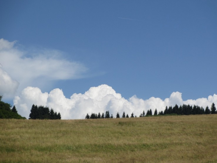 oblaky za kopcom