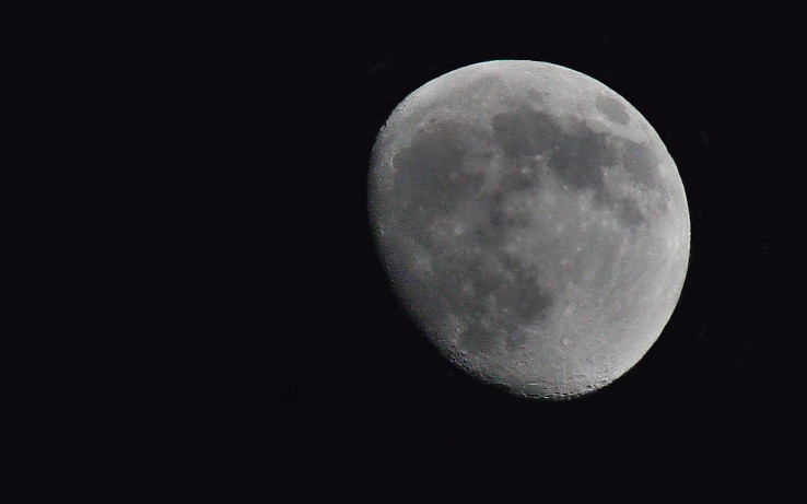 Mesiac nad Tríbečom...